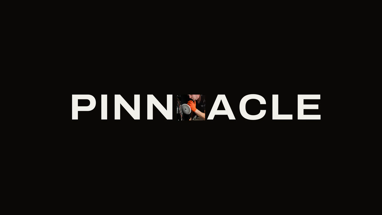 Le logotype se fend entre le N et le A, et l'atelier apparaît dans l'ouverture